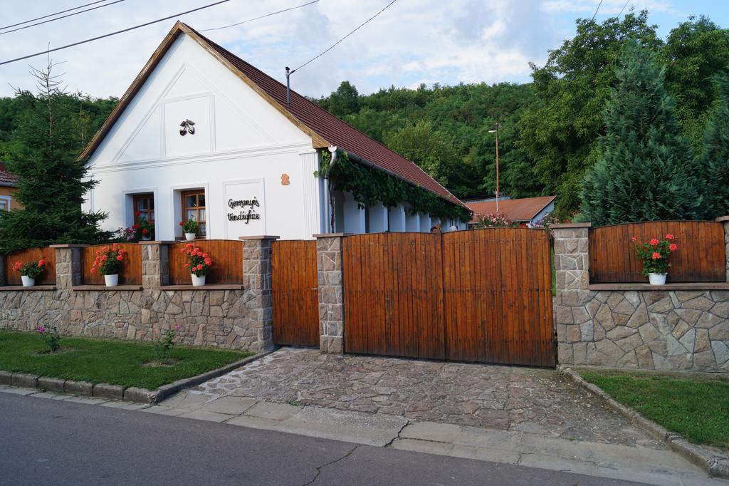 Cseresznyes Vendeghaz Szomolya Exterior photo